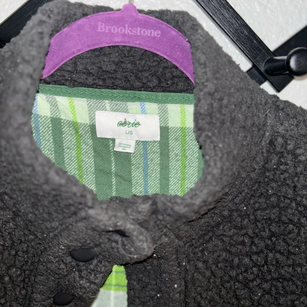 Aerie Black Sherpa‎ Fleece Vest Size Large Button Front Cozy Lined Fall Winter - Picture 3 of 4